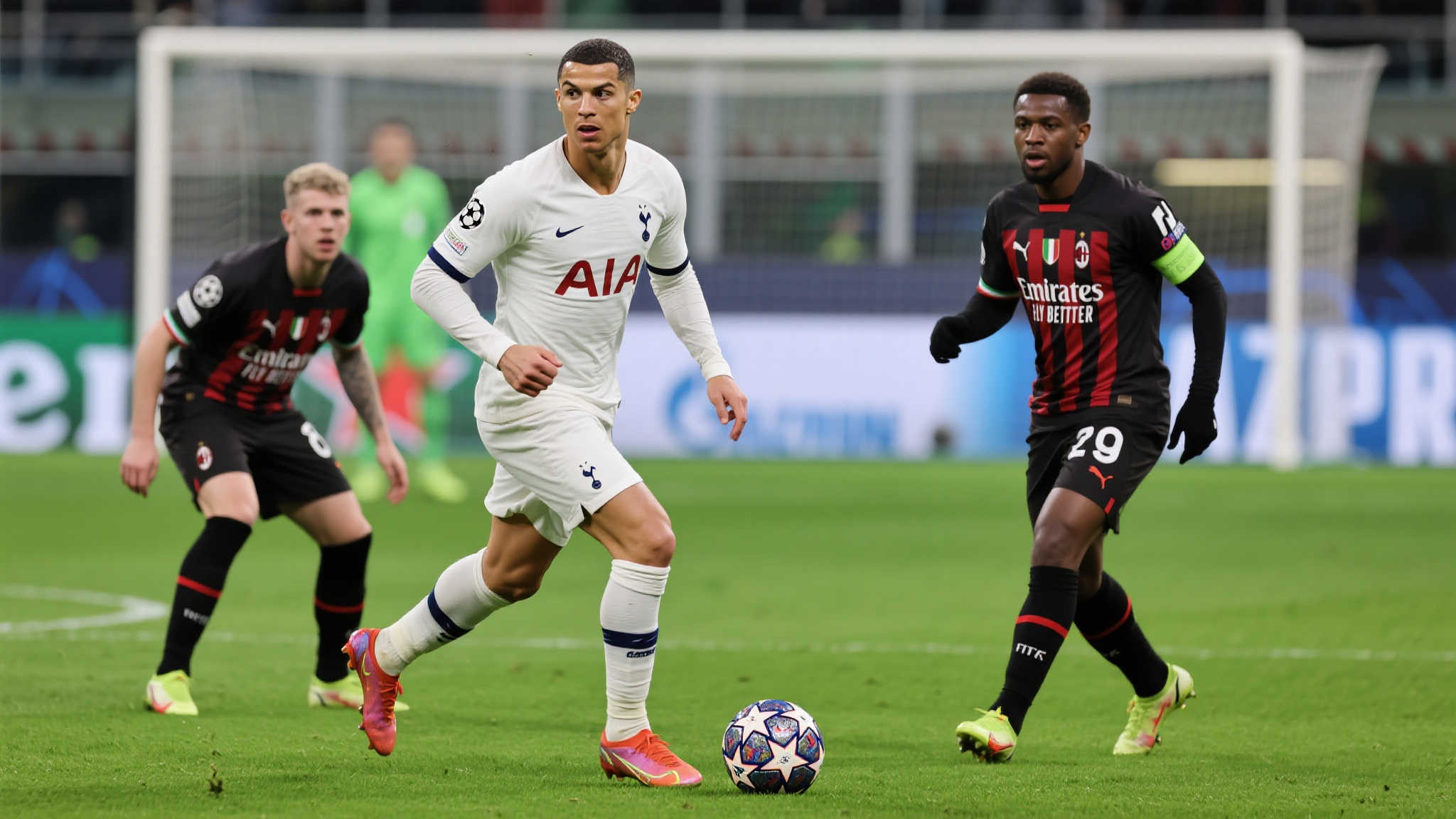 随着足球战术的发展与变化，单一定位于禁区内终结者角